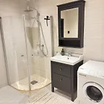 Cozy Near Attractions גיילו